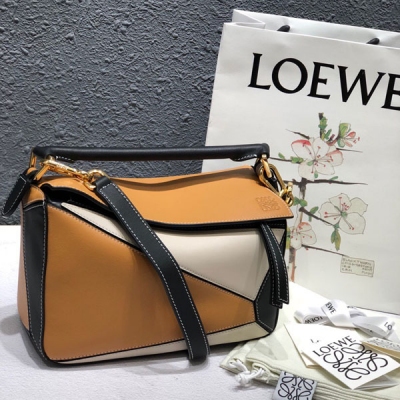 Loewe羅意威 桔黃黃配黑色 何穗 同款同色 LOEWE Puzzle 專櫃同步最新版本，大容量，日常，出遊妥妥滴！裝手機小錢包口紅粉餅,貼身小水杯，雨天加個折疊傘，統統沒問題 正品獨家拆包定制，高端獨家私定制五金，進口小牛皮，德國進口莎