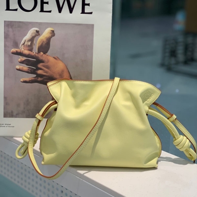 Loewe羅意威 Flamenco clutch-NEW 2021 迷你 mini flamenco clutch bag 可手拿亦可優雅斜挎 雲朵般溫暖亦輕盈的造型如此簡單，耐看不會out的款式！包袋採用進口小牛皮，手感如羊皮般細膩柔軟，