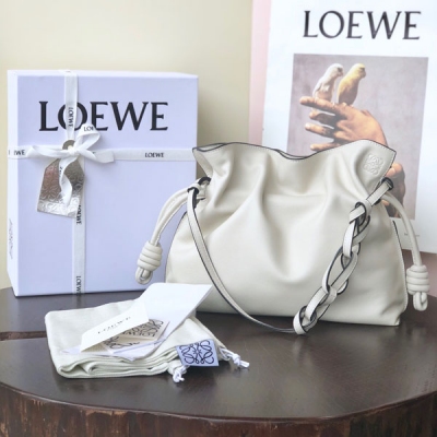 Loewe羅意威 Flamenco clutch-NEW 2021 迷你 mini flamenco clutch bag 可手拿亦可優雅斜挎 雲朵般溫暖亦輕盈的造型如此簡單，耐看不會out的款式！包袋採用進口小牛皮，手感如羊皮般細膩柔軟，