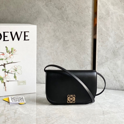 Loewe羅意威 全新Goya 系列 mini風琴包現貨來咯 Accordion 手拿包比例完美 選用質感光滑絲綢牛皮手工，精雕24K金真空電鍍純鋼襯裡為柔軟納帕羊皮，風琴褶結構與時尚的Anagram組合，可調節肩背手提磁扣開關 三個內袋！