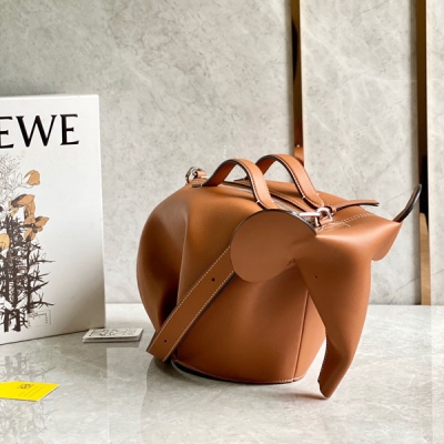 Loewe羅意威 最走秀款大大大象 這只大大象終於出貨啦啦 老羅家真是把大象做到極致，選用進囗小牛皮拼接而成 可手拎 單肩 斜挎、 凹造型必備 背出去回頭率滿滿 也是極精緻的收藏品喔 媽咪尺寸:30*16*23cm