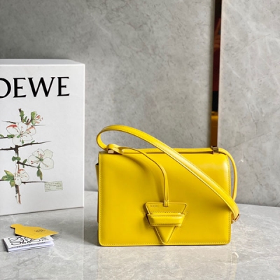 Loewe羅意威 全新升級版Barcelona 巴賽隆納出貨啦外形乾脆俐落，更加的高級選用質感光滑絲綢牛皮搭配經典標誌性的三角搭扣，訂制五金 肩帶可調節，隔層超級實用能裝，容量非常可觀，日常出行必備！Size：22.5*15*9.5cm.