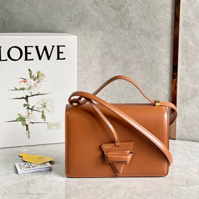 Loewe羅意威 全新升級版Barcelona 巴賽隆納出貨啦外形乾脆俐落，更加的高級選用質感光滑絲綢牛皮搭配經典標誌性的三角搭扣，訂制五金 肩帶可調節，隔層超級實用能裝，容量非常可觀，日常出行必備！Size：22.5*15*9.5cm.