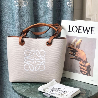 Loewe羅意威 I LOEWE YOU 全新 Anagram Tote 印花托特包 現貨get 曾黎同款 優雅知性，氣質十足 將品牌經典圖案融入皮革其中，形成了一個標誌 裡外牛皮革與編制提手讓整個包都挺括了起來，質感滿滿，將實用性最大化，