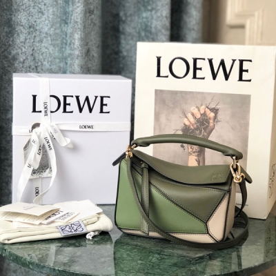 Loewe羅意威 MINI PUZZLE 專櫃最新 軍綠拼灰色 迷你尺寸：18*12.5*8cm 包包自身重量幾乎忽略，超級實用，出門裝手機小錢包口紅粉餅,毫無累贅感，輕鬆愉快人生從此開啟(你們最關心的xs，plus都ok哈）正品獨家拆包定