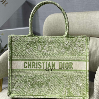 Dior迪奧 大號Dior Book Tote新老虎系列 M1286螢光綠 小號尺寸：36.5*28*17.5cm/大號尺寸: 41.5*38*18cm 多數人消費奢侈品牌首先想到的是買實用型的經典款 但其實像 這種合作藝術TOTE 應該作