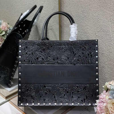 Dior迪奧 全皮雕花 小號 Dior book tote 購物袋 這款Book Tote手袋靈感來自女裝創意總監瑪麗亞·嘉茜婭·蔻麗（Maria Grazia Chiuri）是體現Dior審美的主打產品。可收納各種日常用品，全新演繹Bay