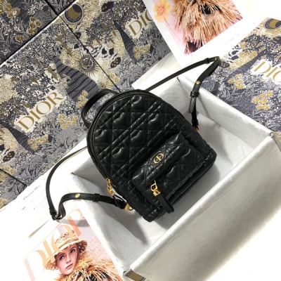 Dior迪奧 七夕款 Dior Backpack 小號雙肩背包時尚現代，愛心形狀設計 與 Dior 經久不衰的優雅氣質融為一體。採用羊皮革精心製作，搭配藤格紋緝麵線，精良的縫製工藝顯露無遺。正面口袋和拉鍊開合飾以“CD”標誌，復古金色飾面金