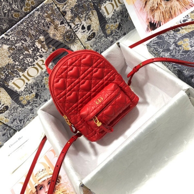 Dior迪奧 七夕款 Dior Backpack 小號雙肩背包時尚現代，愛心形狀設計 與 Dior 經久不衰的優雅氣質融為一體。採用羊皮革精心製作，搭配藤格紋緝麵線，精良的縫製工藝顯露無遺。正面口袋和拉鍊開合飾以“CD”標誌，復古金色飾面金