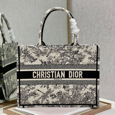 Dior迪奧 CD book tote 購物袋 這款Book Tote手袋靈感來自女裝創意總監瑪麗亞·嘉茜婭·蔻麗（Maria Grazia Chiuri）是體現Dior審美的主打產品。可收納各種日常用品，全新演繹Bayadere圖案混合效