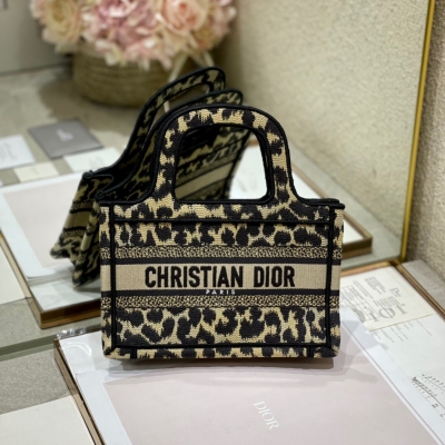 Dior迪奧 CD 豹紋 迷你號 Dior Mini Book tote 復古又時髦的凹造型單品精湛的刺繡工藝完美呈現 隨手一搭就能給搭配帶來亮點 這款mini號太闊愛了！ 小小的包型裝點零碎的小東西也很方便呐 誰用誰時髦 稀飯高顏值的小仙