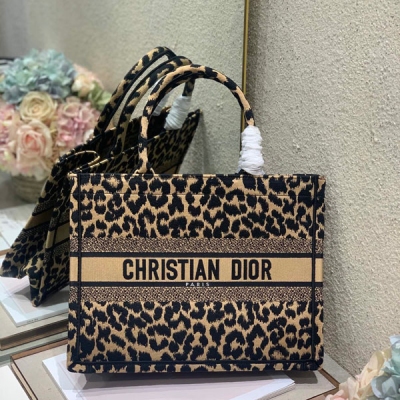 Dior迪奧 CD 豹紋 小號 Dior book tote 購物袋 這款Book Tote手袋靈感來自女裝創意總監瑪麗亞·嘉茜婭·蔻麗（Maria Grazia Chiuri）是體現Dior審美的主打產品。可收納各種日常用品，全新演繹Ba