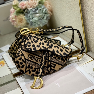 Dior迪奧 CD oblique Saddle Bag 認真看 你會愛上它的新款拼接刺繡馬鞍包 最亮眼的是logo部份 拼接起來有一種全新的感覺 整個包包都是刺繡工藝完成的 復古風絲毫不輸老款 尺寸25cm 豹紋馬鞍包0446