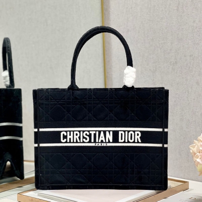 Dior迪奧 CD Dior book tote 購物袋 這款Book Tote手袋靈感來自女裝創意總監瑪麗亞·嘉茜婭·蔻麗（Maria Grazia Chiuri）是體現Dior審美的主打產品。可收納各種日常用品，全新演繹Bayadere