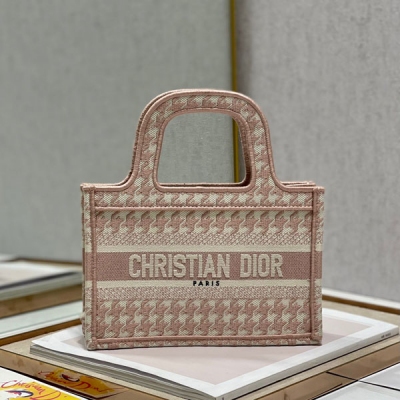 Dior迪奧 勻紋粉千鳥格 迷你號 Dior Mini Book tote 復古又時髦的凹造型單品 精湛的刺繡工藝完美呈現 隨手一搭就能給搭配帶來亮點 這款mini號太闊愛了！ 小小的包型裝點零碎的小東西也很方便呐 誰用誰時髦 稀飯高顏值的