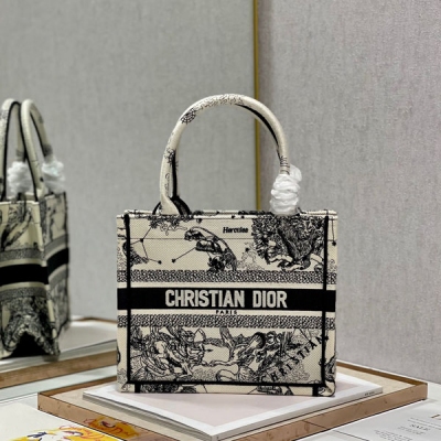 Dior迪奧 奶白星座 新尺寸 Dior Mini Book tote 復古又時髦的凹造型單品 精湛的刺繡工藝完美呈現 隨手一搭就能給搭配帶來亮點 這款mini號太闊愛了！ 小小的包型裝點零碎的小東西也很方便呐 誰用誰時髦 稀飯高顏值的小仙