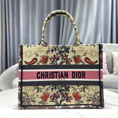 Dior迪奧 新品 小辣椒tote 小號 BOOK TOTE 手袋 多色 Dior Flowers 刺繡 這款 Book Tote 手袋靈感來自女裝創意總監瑪麗亞·嘉茜婭·蔻麗 (Maria Grazia Chiuri)，是體現 Dior