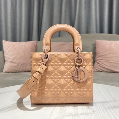 Dior迪奧 新品 小號 四格LADY DIOR MY ABCDIOR 手袋 黑色牛皮革鑽石形狀藤格紋 這款 Lady Dior My ABCDior 手袋集中體現了 Dior 對典雅和美麗的深刻洞見。採用黑色牛皮革精心製作，以鑽石形圖案煥