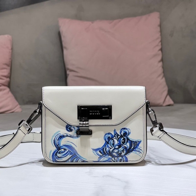 Dior迪奧 新品 DIOR AND KENNY SCHARF DIOR LOCK 手袋 灰色光滑牛皮革老虎印花 虎年手描款/信使包 這款信使包經典優雅，彰顯個性魅力。採用米色和黑色 Oblique 印花面料精心製作。造型硬朗，飾以黑色光滑