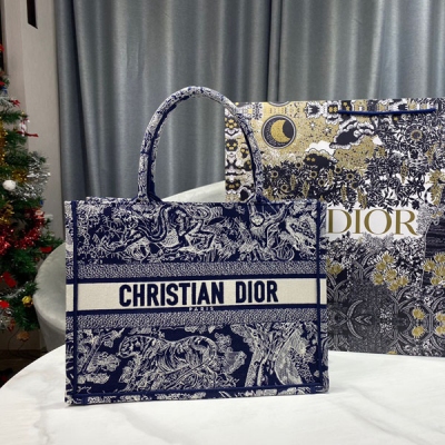 Dior迪奧 新品 新藍老虎小號 小號 BOOK TOTE 手袋 藍色刺繡 Reverse 茹伊印花 這款 Book Tote 手袋由 Dior 女裝創意總監瑪麗亞·嘉茜婭·蔻麗 (Maria Grazia Chiuri) 設計，是體現 D