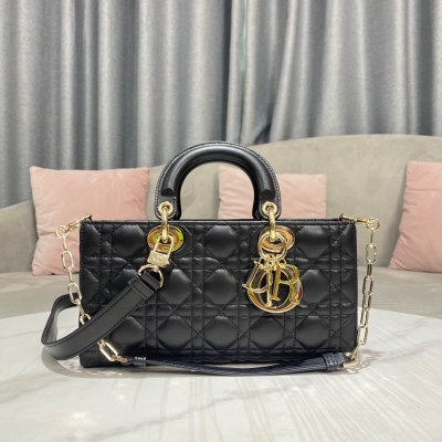 Dior迪奧 Lady D-Joy M6001 尺寸: 26 x 13.5 x 5 cm 這款手袋凸顯 Lady系列標誌性的俐落審美，體現了 D對優雅和美麗的深刻洞見。款式精緻典雅，採用霧霾藍小羊皮精心製作，以藤格紋緝麵線打造絎縫細節。飾以