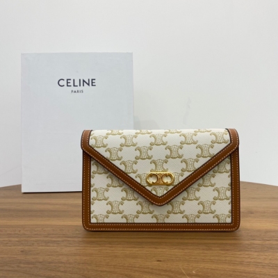 Celine MAILLON TRIOMPHE CANVAS 標誌印花羊皮革鏈條包 羊皮革 織物面料襯裡 按扣開合 主隔層 1個扁平口袋 6個信用卡槽 可拆卸鏈帶，配肩部襯墊長50cm 尺寸:19.5 X 13 X 4cm