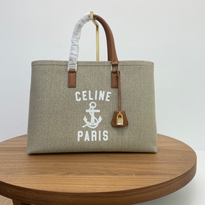 Celine 新品實力追捧 超炸街 CABAS最新聖特羅佩印花 系列風靡toto 筆記本毫無壓力 背上行囊超高奢 萬能的百搭短途旅行實用超贊 毫無違和感 尺寸：44x32x16cm