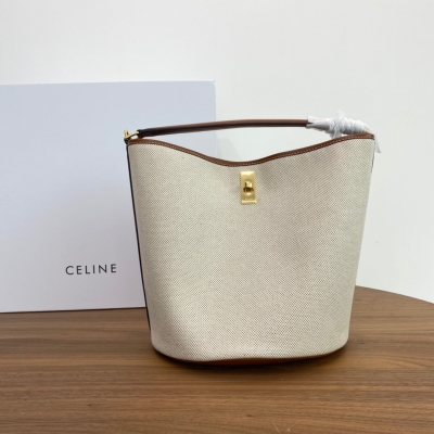 Celine BUCKET 16 織物水桶 米色麻質 親和感、版型隨意自然，復古與時尚展現的淋漓盡致，簡約風格輕鬆上身，搭配一個內袋可放置貴重東西，配可拆卸肩帶，手提袋，實用性非常大，大愛這種特別經典的款式，不易撞包 可拆卸皮革肩帶長52釐