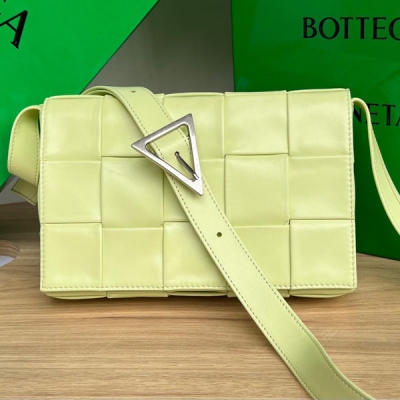 BV Bottega Veneta 667298 新版CASSETTE 三角扣油蠟皮 他是一款熱銷經典款 皮面換成油蠟小牛皮更加有質感光澤度，手感蜜汁舒服。另外肩帶還添加了大家熟悉的經典三角扣 真是太精緻了 主要是男女都能背出她該有的時髦感