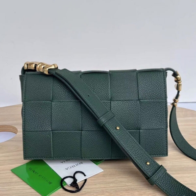 BV Bottega Veneta 666870新款來襲 CASSETTE出新版啦 金屬配飾款 這是一款熱銷人氣單品 皮面換成更加耐磨耐造的荔枝紋牛皮，內裡皮依舊才用柔軟小羊皮，使整個包包更加精緻 滿滿的質感更加耐用 更獨特的就是肩帶兩側都