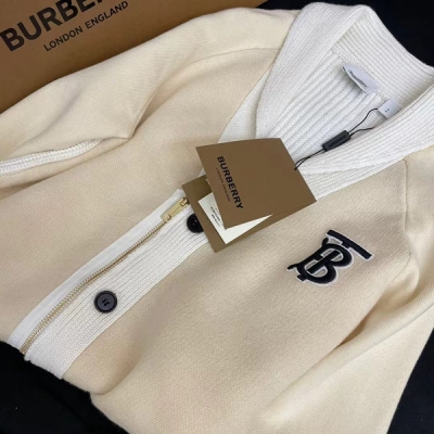 Burberry巴寶莉 VBurberry巴寶莉 拉鏈開衫 穿出去絕對不撞衫的時髦單品！intage中古款織帶排扣開衫經典80年代的帥氣大女人 H版型簡約大氣不挑身材 胖瘦都可輕鬆駕馭 長度適中顯瘦百搭 立體絲絨包扣細節超贊 跳色非常高級