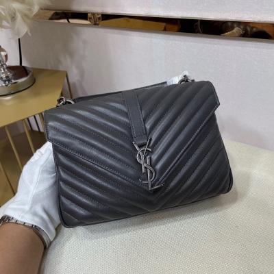 YSL Yves Saint laurent聖羅蘭 Monogram college 黑色銀扣 24cm萬年款郵差包，火辣辣的勁爆款24Cm，街拍神器，眾多明星好萊塢女神的首選款式，怎麼搭都好看、怎麼搭都毫無違和感、搭配休閒著裝顯得隨性帥氣