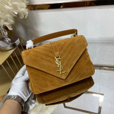 Yves Saint Laurent YSL聖羅蘭 Monogram college 磨砂皮 萬年款郵差包，火辣辣的勁爆款24Cm，街拍神器，眾多明星好萊塢女神的首選款式，怎麼搭都好看、怎麼搭都毫無違和感、搭配休閒著裝顯得隨性帥氣、搭配正裝