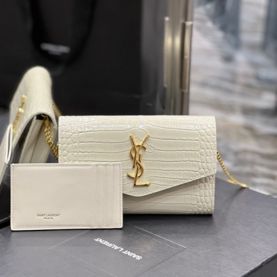 Yves Saint Laurent YSL 聖羅蘭 UPTOWN迷你信封包 最經典的標誌性金屬Logo，搭配可拆卸鏈條肩背帶，直接當手包！此款還配有一個小卡包，可以放4/5張卡片沒問題！義大利進口牛皮，肩帶48cm！雖然小確能裝3部Plu