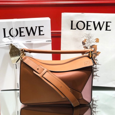 Loewe羅意威 棕色拼色 PUZZLE中號 美膩膩的新拼色，迷到電到 這樣的色系簡直就是完美 尺寸29*18*12CM,大容量，日常，日常，手機，充電寶，錢夾，粉餅，唇膏，雨傘，手杯等統統輕鬆收納分！2021最新做法，介面，內裡托全皮，拼