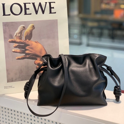 Loewe羅意威 Flamenco clutch-NEW 2021 迷你 mini flamenco clutch bag 可手拿亦可優雅斜挎 雲朵般溫暖亦輕盈的造型如此簡單，耐看不會out的款式！包袋採用進口小牛皮，手感如羊皮般細膩柔軟，