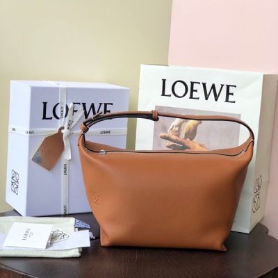 Loewe羅意威 cubi老花飯盒包 入手super值 包包面料挺括度適中，沒有固定形狀 ，背上出門慵懶氛圍感十足 肩帶可以調節，伸縮至腋下背，單肩，手拎皆 精緻優雅顯氣質 容量也很棒，very實用 手機，耳機，錢夾，氣墊口紅統統 設計自帶