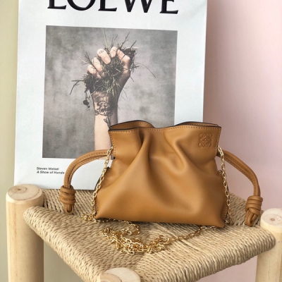 Loewe羅意威 超迷你Nano Flamenco 福袋來咯 十九世紀七十年代發佈的經典小福袋，採用拉繩收緊，並打上標誌性盤繞結。柔軟細膩的Napa小牛皮革，可拆卸鏈條肩帶，磁扣開，經典復古中又帶那麼絲絲慵懶隨性 超Q 手感好到愛不釋手，背