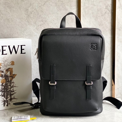 Loewe羅意威 Military 軍用背包到貨柔軟粒面牛皮，帶有一個主隔層和一個折疊翻蓋下的額外隔層，磁扣關閉。 帶襯墊的肩帶可通過金屬滑塊調節。雙肩背、單肩背手提也可，內裡大口袋可容納筆記型電腦 ，實用性強Size：39*28*11cm