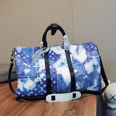 LV路易威登 M20558 KEEPALL BANDOULIèRE 50 藍色Monogram Bandana圖案以獨特的漂染效果呈現，為這款以柔軟皮革及經典線條製作的Keepall Bandoulière 5