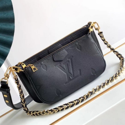 LV路易威登 M45777 M80399 Multi Pochette Accessories 手袋以 Monogram 帆布構築三件合一的活力設計，另配備多個口袋和隔層。可調節金色鏈條與路易威登銘紋提花肩帶提