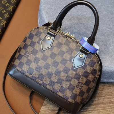 LOUIS VUITTON LV路易威登 【MX版本- M53152】ALMA BB 手袋 M53152老化起源於1934年的路易威登 Alma 手袋，經過時間推移從一個方角的旅行包逐漸以形狀的演變成為今天的優雅女性手袋代表。這款採用 Mo