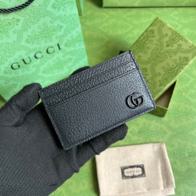 GUCCI古馳 正品開模製作，對版規格、對版內裡做法，市場獨家，圖案已成為品牌標誌之一，採用進口牛皮，簡單大氣，超大容量，非常實用，可拆卸義大利皮制腕帶！內裡側面底部均頂級牛皮製作而成。型號：657588。尺寸：11*7cm。顏色：黑豬紋皮