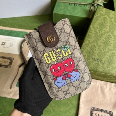 GUCCI古馳 Gucci櫻桃印花迷你手機袋，定居于智利的漫畫家兼插畫家Pablo Delcielo的作品為《古馳愛的進行曲》時裝系列注入一抹趣味盎然的色彩。生氣勃勃的神秘生物與趣味十足的水果角色通過明媚亮麗的貼飾或印花，為成衣和配飾設計帶