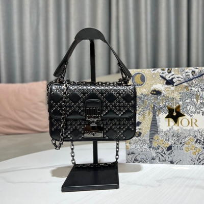 Dior迪奧 新品 小號 DIOR ADDICT 手袋 奶白色羊皮革 Lucky Star 藤格紋圖案 這款 Dior Addict 手袋時尚演繹 Dior 優雅的經典標識。採用奶白色羊皮革精心製作，以手工裝飾的星星打造 Lucky Sta