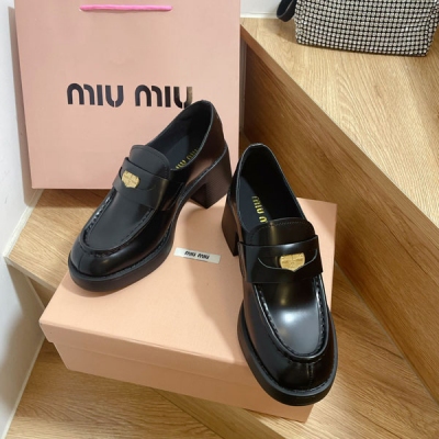 Miu Miu 新款錢幣系列粗跟樂福鞋，復古圓頭設計時尚有質感，神仙顏值低調顯氣質，厚底上腳顯腿長！鞋面原版進口牛皮，內裡墊腳進口羊皮，鞋底原版進口tpu大底，跟高7cm，碼數35-39（34/40定做）