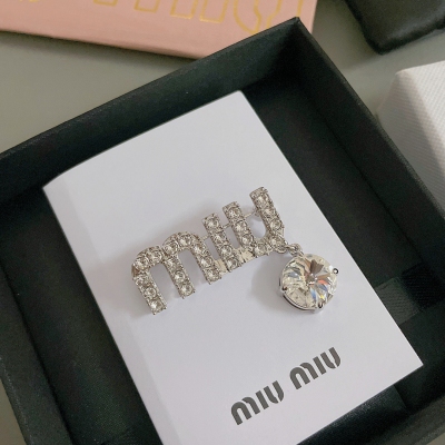 Miu Miu 字母鑽胸針，太美太美了，Blingbling妥妥公主耳環！Logo+水鑽的點綴，採用了兩種不同規格的施華洛鑽，成本很高！上身顏值爆表，仙氣飄飄，仙女們必入，秒變氣質時尚女神！