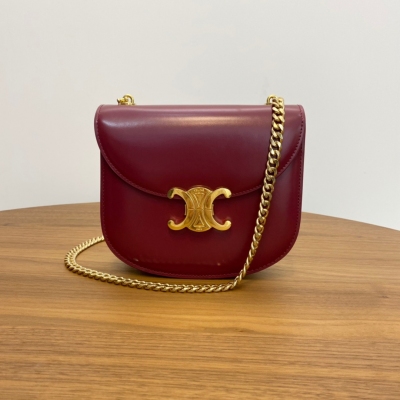 Celine 2022s 新品 TEEN BESACE TRIOMPHE鏈條亮澤牛皮革手袋新的凱旋門馬鞍包teen besace也太美了 不同以往的正方形包型，弧形的下擺增加了一絲柔美的感覺，也有一點俏皮可愛，容量也非常可 pro max都