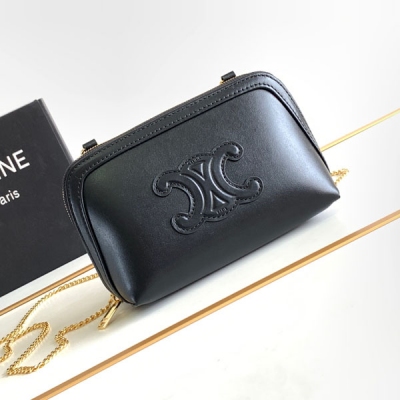 Celine 新品分享 復古小牛皮TRIOMPHE浮雕凱旋門貝殼包 新款復古全皮貝殼包 立體凱旋門logo刻印 質感滿分 復古百搭 可以手拿也可以搭配長鏈條 容量也可以 平時日常出門的鑰匙口紅紙巾之類女孩子的必需品都可以放進去 牛皮革，襯裡