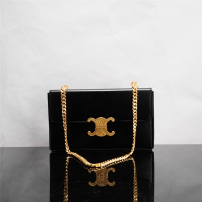 Celine BOX TRIOMPHE亮澤牛皮革鏈條手袋 新品 9 X 5 X 2英寸(22 X 13 X 4釐米) 牛皮革 羊皮革襯裡 肩背 TRIOMPHE金屬鎖扣 內側卡槽 鏈條長12英寸（30釐米）